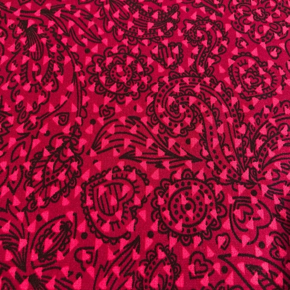 Lularoe Woman’s Medium Tee T Shirt Burgundy Pink Paisley Floral High Low - Picture 11 of 12